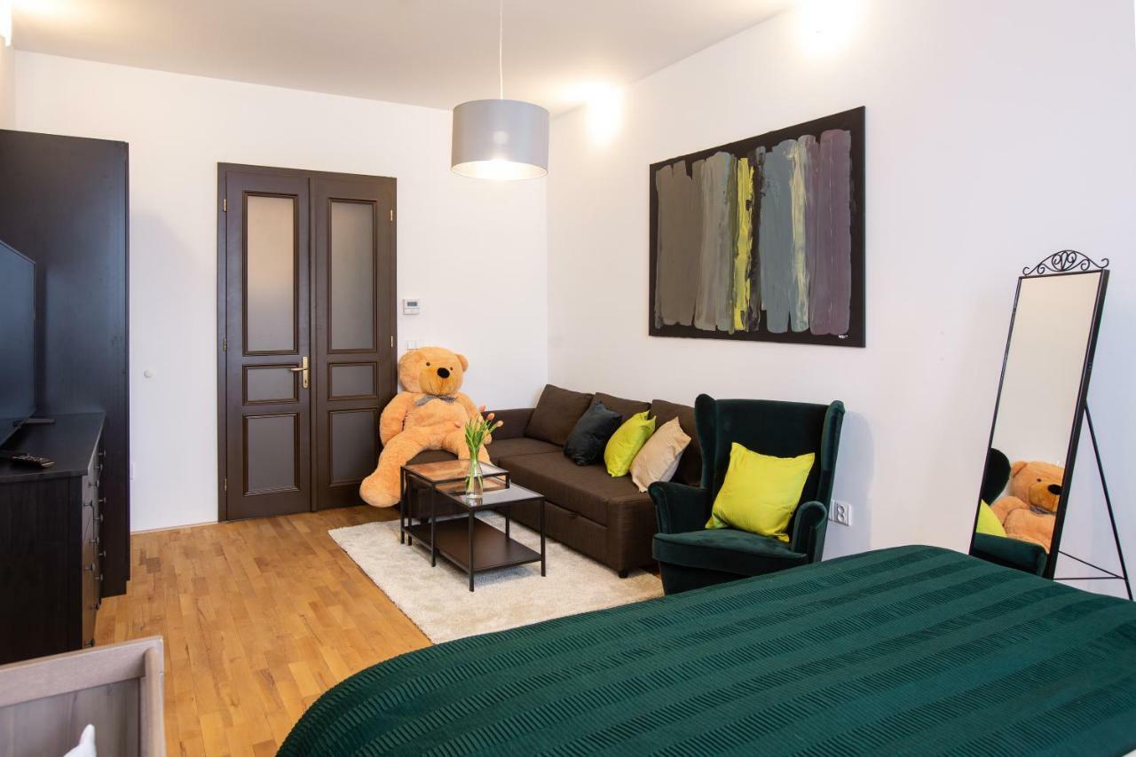 Modern Family Apt. With Central Square Entrance Apartment Hradec Kralove Luaran gambar